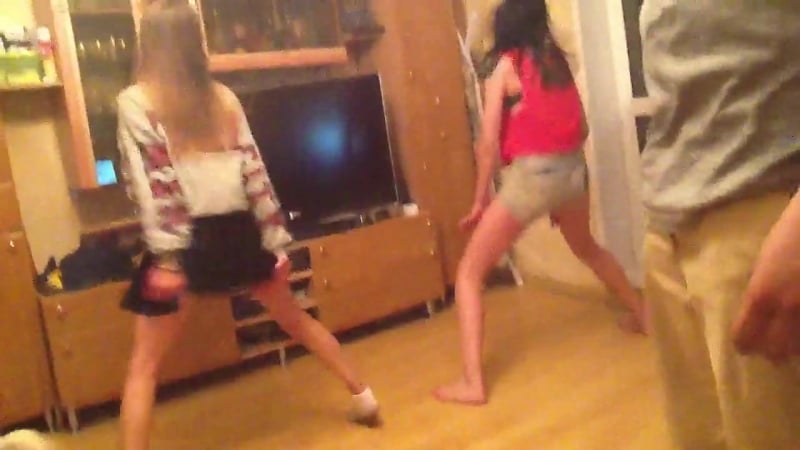 Девочки лет 13 15 жгут с п сиками и танцы ))