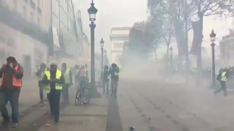 Полиция применяет слезоточивый газ