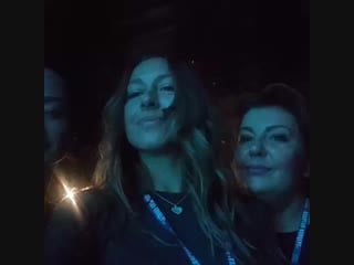 Чем занимаются артисты за кулисами?