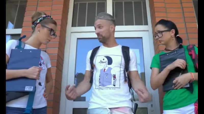 Во время инспекции отеля, инспектора ударило током и у него привстал, две стажерки не растерялись и трахнули его)