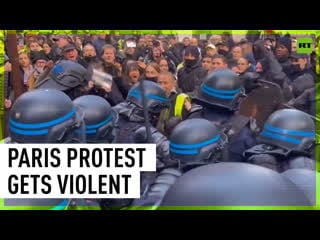 Yellow vests clash with police on 4th anniversary of movement