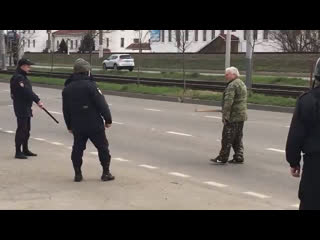 Один старый дед против толпы вооружённых