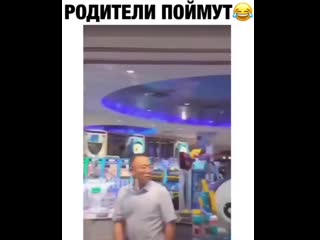 Когда проходишь с ребёнком мимо магазина игрушек 😅🤣