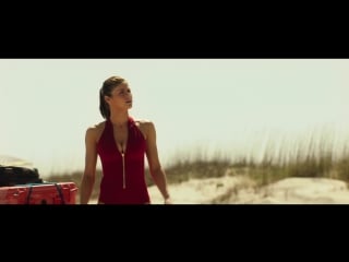 Александра даддарио (alexandra daddario), ильфенеш хадера (ilfenesh hadera) в фильме "спасатели малибу" (baywatch, 2017) 1080p