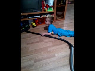 Олежка делает уборку дома