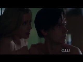 Бетти и джагхед в ривердэйл ривердейл riverdale betty jughead сцена поцелуя