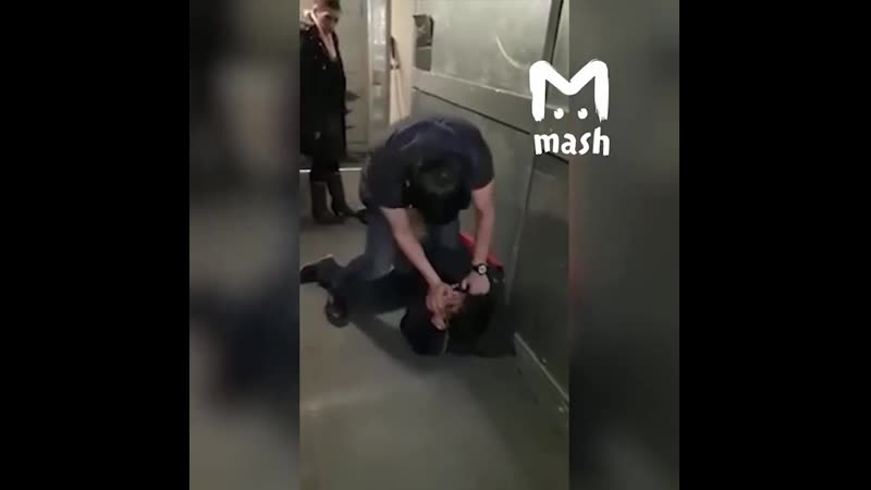 Работник магазина наказывает подозреваемого в краже