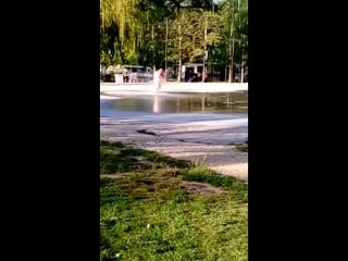 Бабка в новороссийск, голая, моется в фонтане