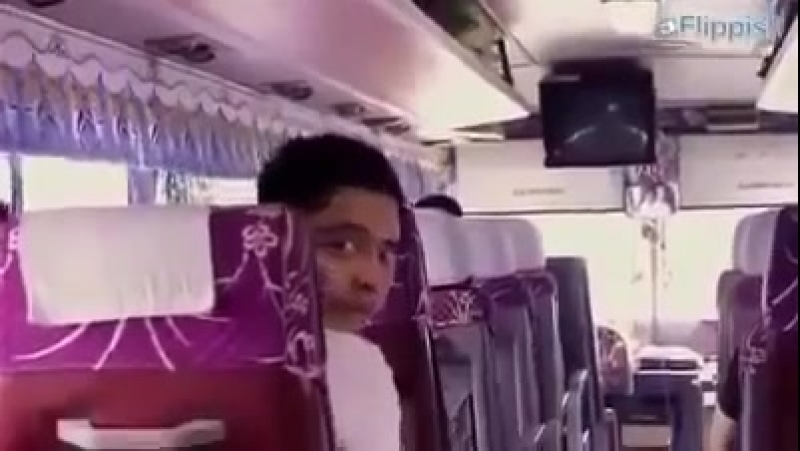 Японский парень подсел к спящей красавице