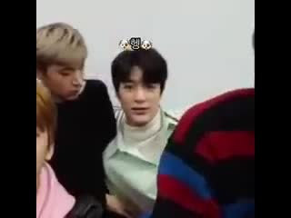 Ten really adjusted his seat so that jenos face could be in the live he also hug jeno he is the best hyung after all