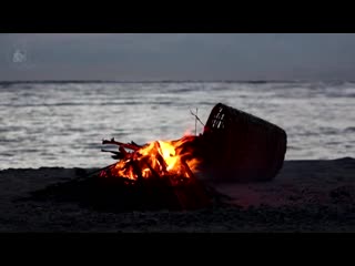 🔥 campfire on the beach with the sound of relaxing ocean waves and crackling burning firewood