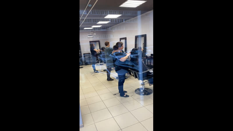 Отработка английской техники стрижки 💇🏻‍♀️ в аквариуме @mrs krn hair @karpova ella @evgenia komarova