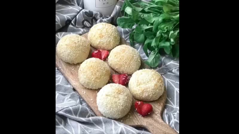 Кокосовые булочки с ягодной начинкой