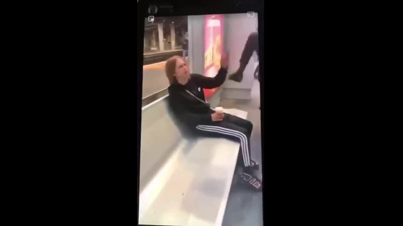 Негры докопались до девушки в метро в далекой австралии (мельбурн)