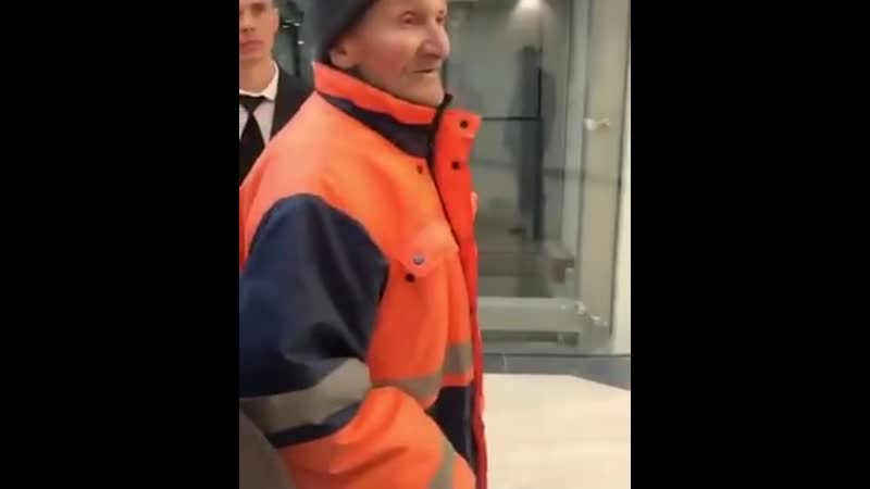 Охрана не пускает пенсионеров в магазин