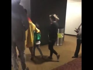 Бейонсе и блу за кулисами выступления шона (2017)