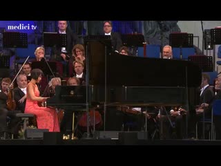 Юджа ванг играет володося yuja wang variations on the turkish march (odeonsplatz)