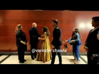 Video hrithikroshan hugs tiger baby aka zoya akhtar as he his parents arrive her dads birthday party hrithik bollywood