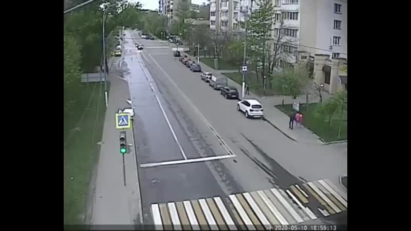 В москве таксист на полном ходу снес фонарный столб