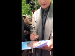 Автографы ли мин хо после показа мод berluti summer 2020 cr mswlya