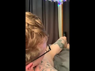 Loirinho tatuado gozando gostoso