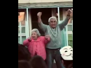 Elderly chilean couple went out their house to cheer on the student protesters and urge them not to give up