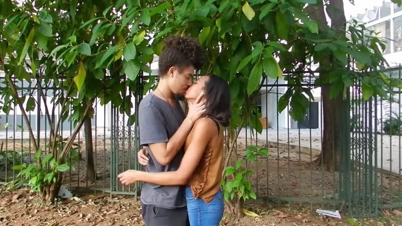 Beijando garotas desconhecidas usando amendoim (kiss challenge) #8