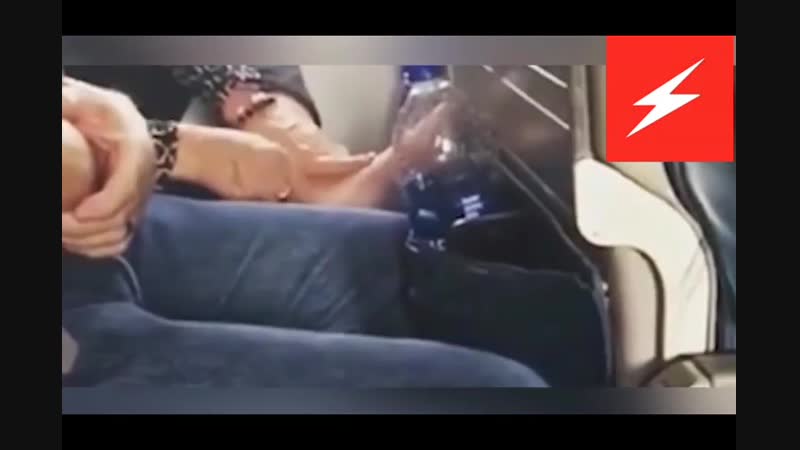 Пассажирка опозорилась, когда сделала себе педикюр на борту самолета