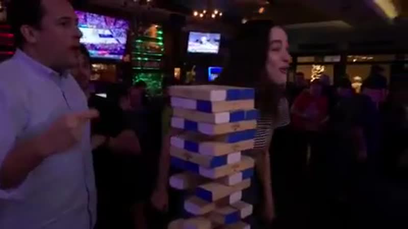 Não conseguimos parar de ver esse vídeo e vocês crystal reed com parte do elenco de o monstro do pântano na sua nova série da dc