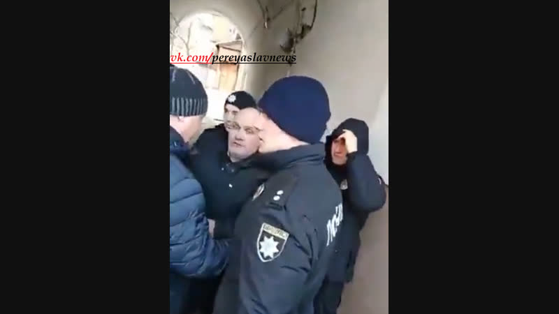 Сотрудники сбу и мвд накинулись на украинца, который назвал олигарха порошенко вором и коррупционером, когда тот проходил мимо