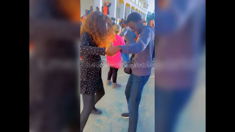 Испанские сеньориты радушно встречают загорелых южан, так как хулио теперь увлечены педро