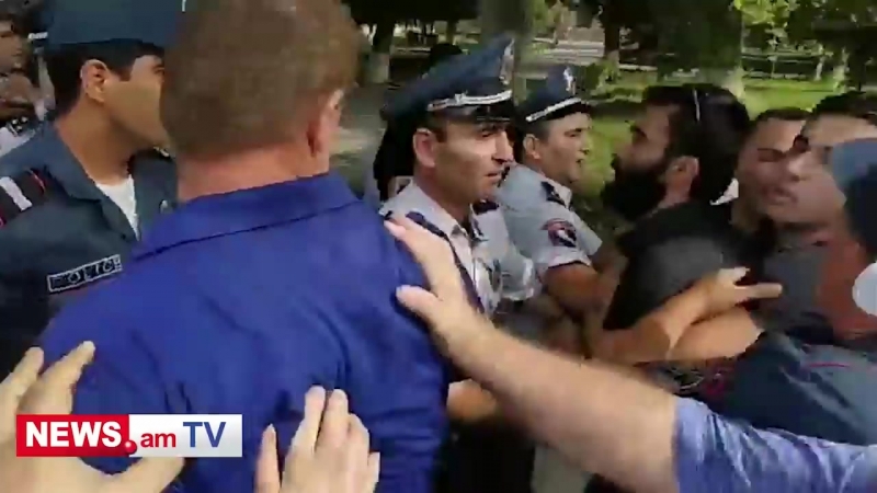 Բախում մայր աթոռում հոգեւորականների եւ ցուցարարների միջեւ