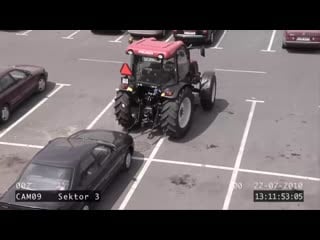 Девушка на тракторе