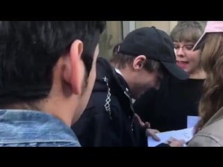 Musicchoice a man of the people after his visit to our office, #louistomlinson insisted on going outside to meet the fans @l