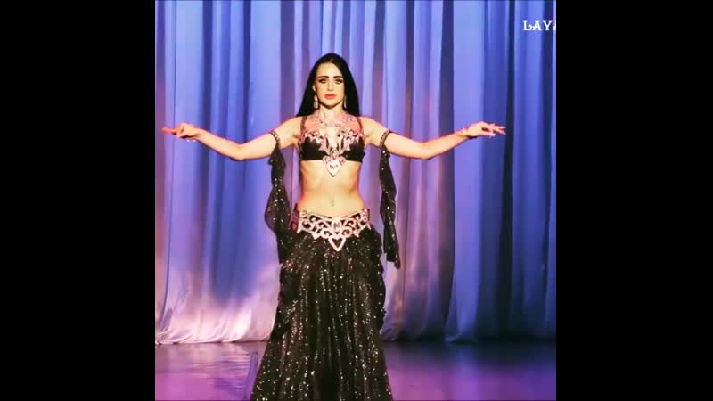 Лоретта танцует в моих украшениях