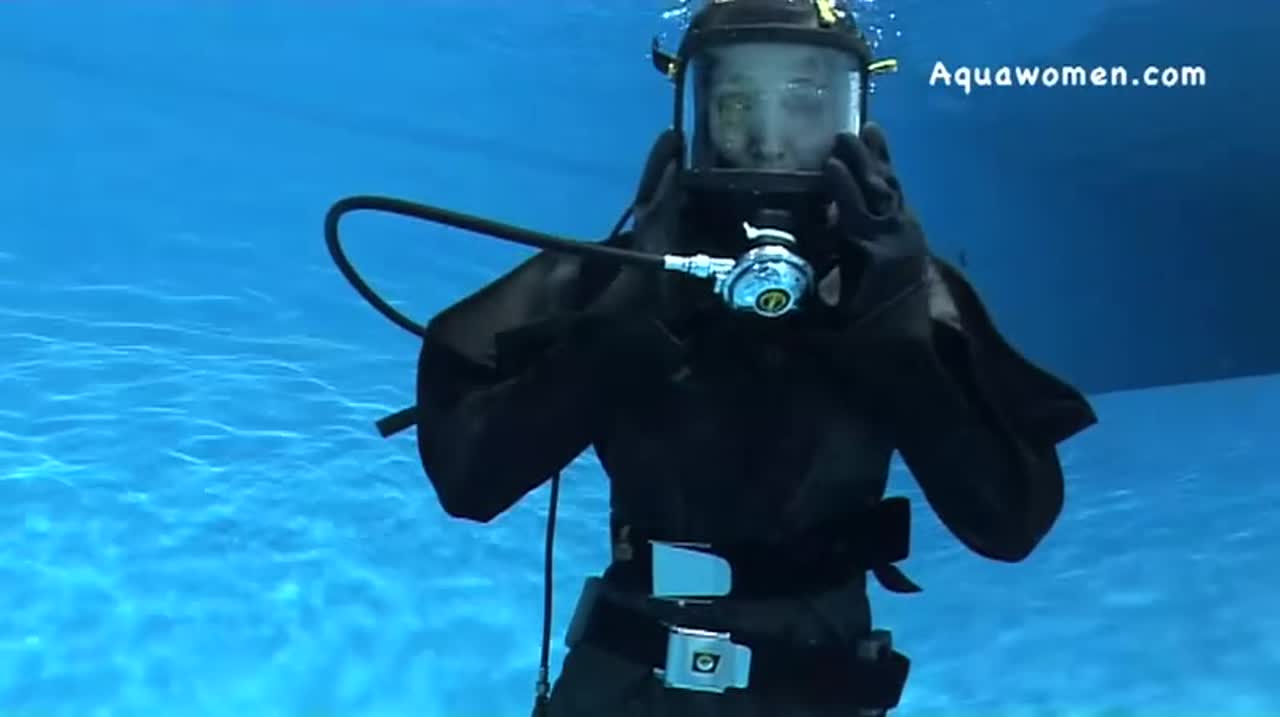 Navy frogwoman underwater - BEST XXX TUBE