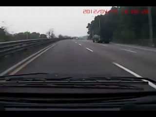 Ебануться! взорвалось колесо или жесть на дороге!!!