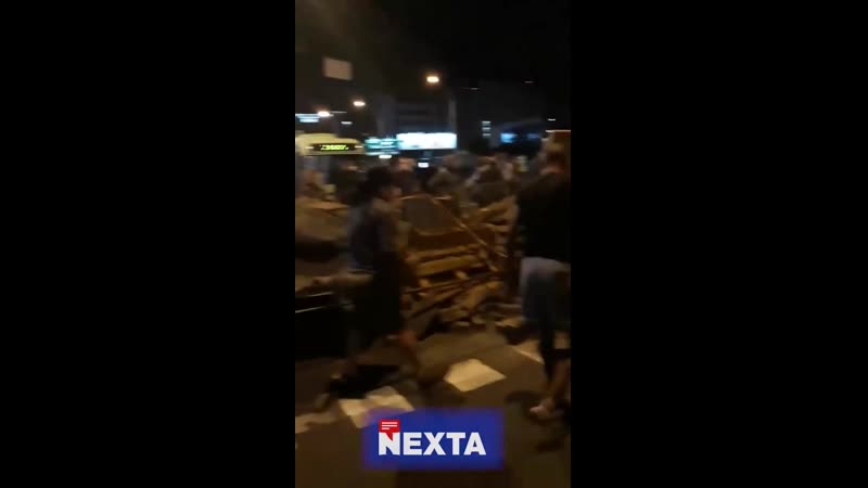 Строят баррикады