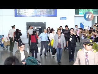 171103 t ara in tan son nhat airport