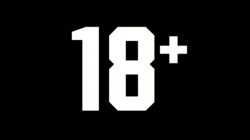 Всем офисом трахают зрелую секретаршу