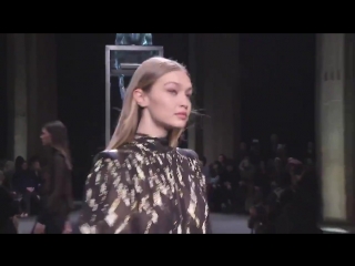 Gigi hadid closing alberta ferretti fw18