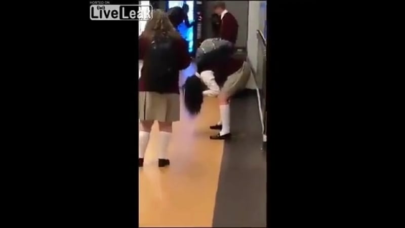 Подлил слабительное в лимонад, школьной столовой