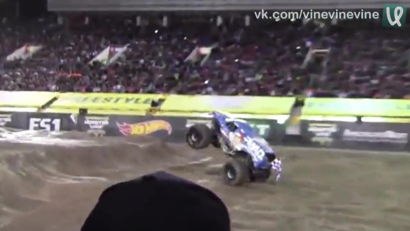 Огромный монстр грузовик делает фронт флип на соревнованиях