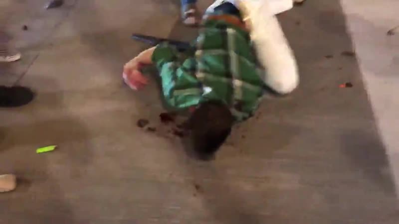 Молодые владельца магазина