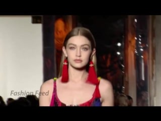 Gigi hadid walking for versace fw18
