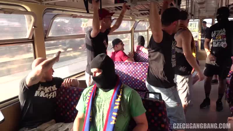 Футбольные фанаты молодые кондукторшу толпой