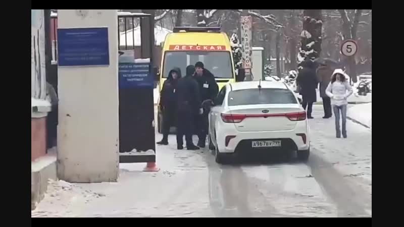 В москве водитель не пропустил молодые реанимацию, которая выезжала на вызов из больницы имени святого владимира