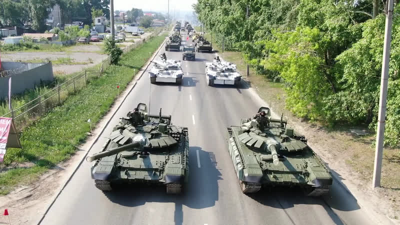 Тренироа мехколонны парада к 75 летию победы в екатеринбурге с участием арктической техники