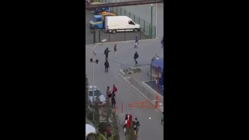 © мигранты из африки прогнали со стадиона грузинских детей, которые играли в футбол вышли грузинские папы