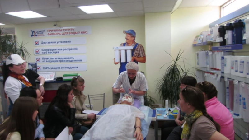 Наносим альгинатную маску на мастер классе "секреты ухода за проблемной кожей" 16 05 2016